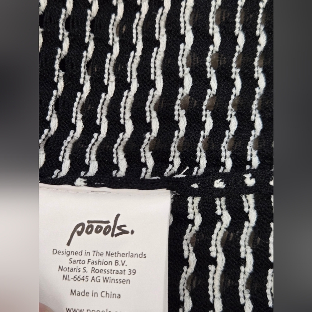 Poools Mesh Stretchy Beach Cover Up. White And Black With Yellow/White Cuff. 18 - Picture 13 of 15